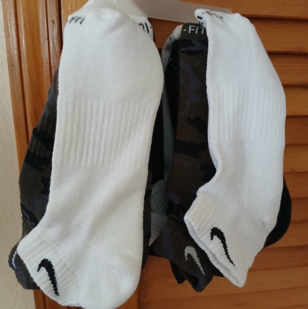 Nike Low-Cut Athletic Socks - White with Swoosh (6 Pair) Black , White , Camo